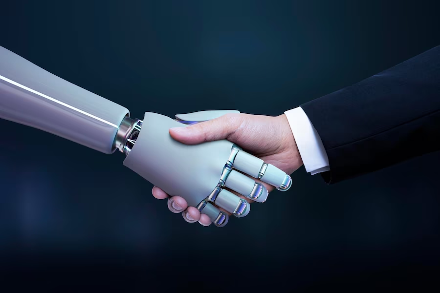 Человеческая рука пожимает руку робота