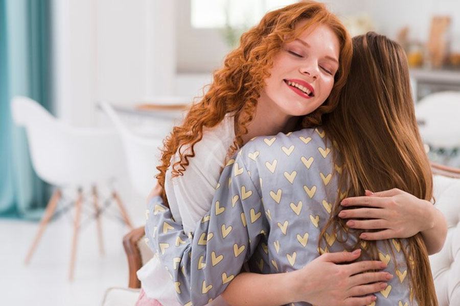 Две девушки обнимают друг друга