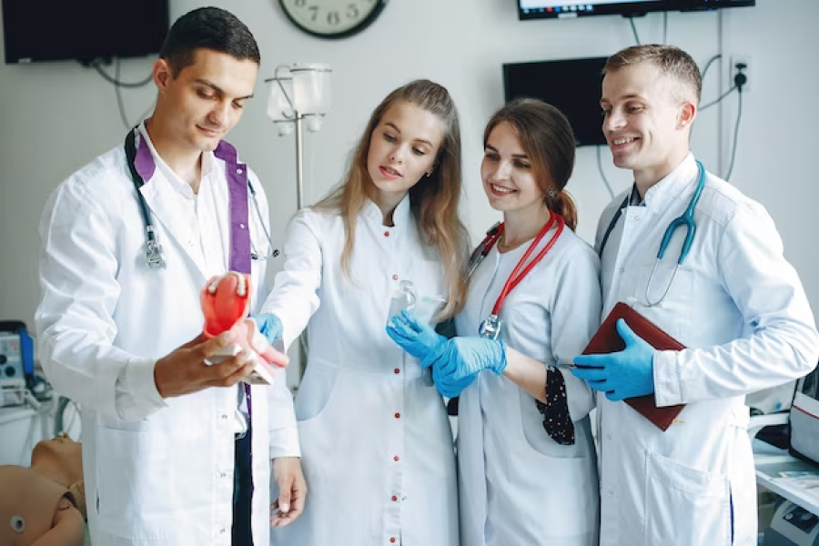 Группа студентов-медиков на практике