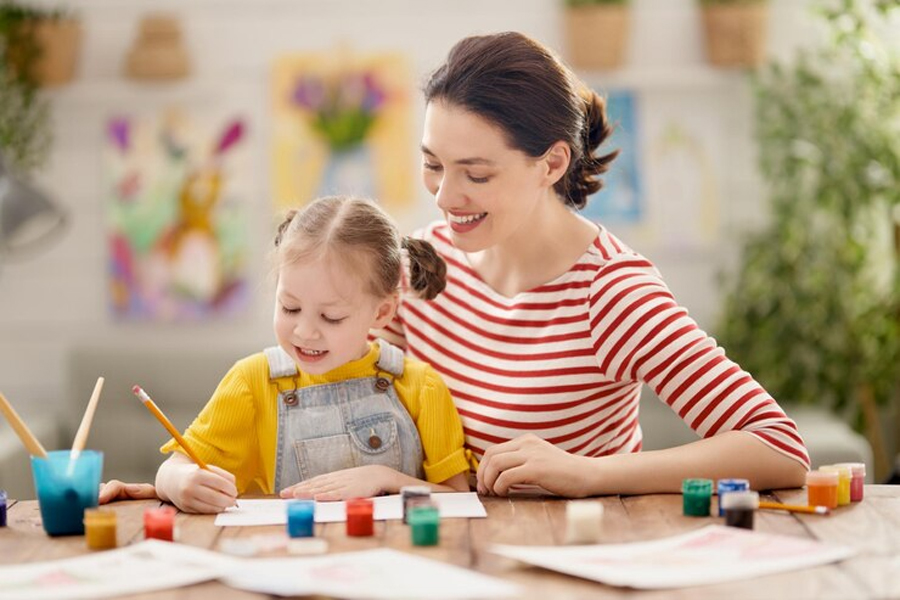 Воспитательница с ребенком рисуют