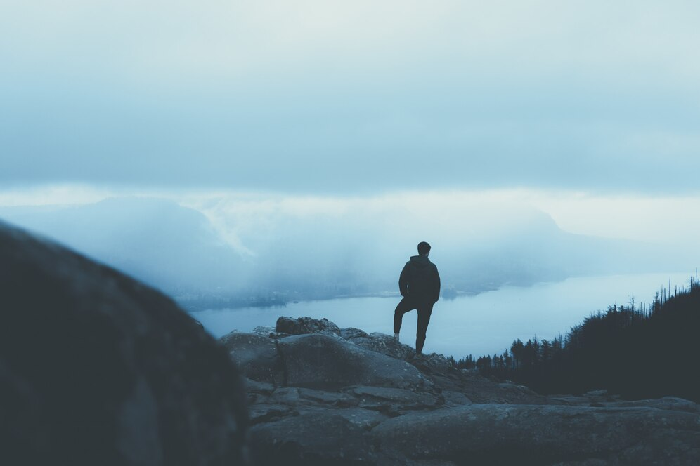 Мужчина смотрит с горы