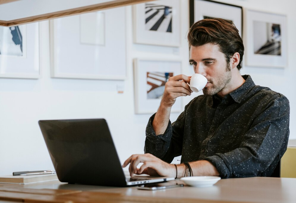 Программист пьет кофе во время работы