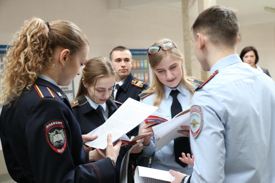 Студенты МВД читают документы