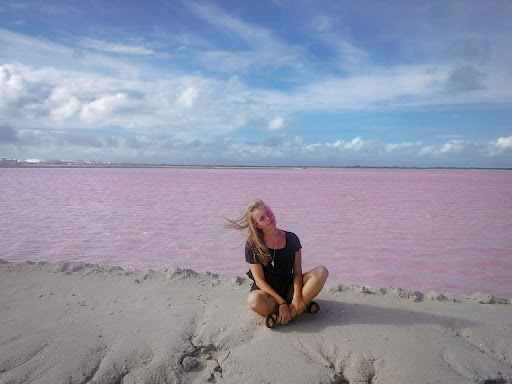 Фотография девушки на фоне розовой воды