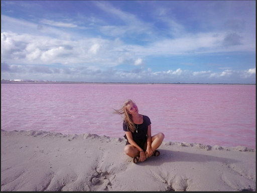 Фотография с розовым озером после настройки цветового баланса